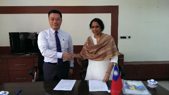 Director-General Mr. Charles Li (L) ; Dr. Prasanna Gettu（R）