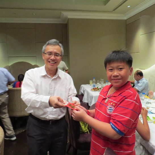 Lin gave red envelops to kids of Taiwanese community in Chennai on the eve of lunar New Year 