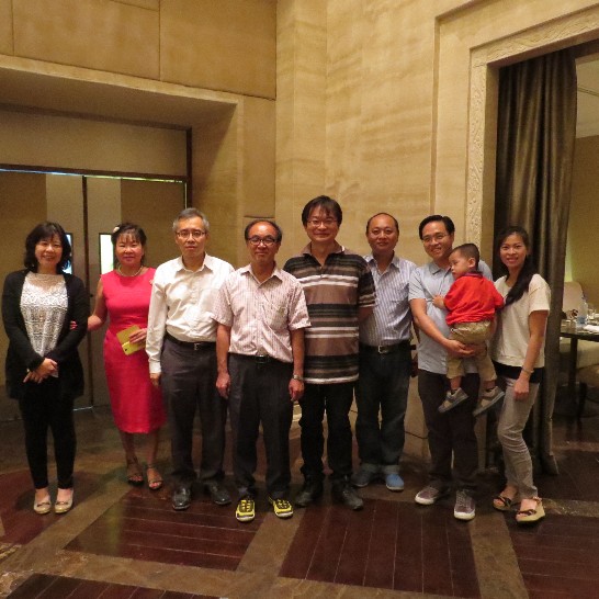 Director General Frank Lin ( 3rd from the left), Director George Lin (4th from the left) of Taitra and Taiwanese families.