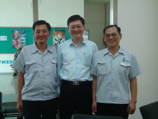 經濟部次長杜紫軍（中）參訪清奈台商美達工業公司並與總經理金志達（左）合影