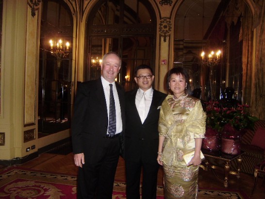 義大利國會參、眾議員、各界友我人士及僑胞等逾350人出席我國慶酒會-本處易代表夫婦與義國會「友協」V. Zanetta主席合影