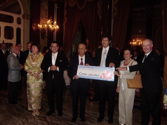 眾議員、各界友我人士及僑胞等逾350人出席我國慶酒會-本處易代表夫婦(左)、「友協」Zanetta主席(右)及華航羅馬分區陳總經理明輝(中左)與抽獎機票得獎者合影