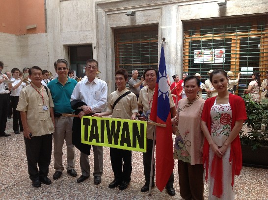 賴代表與靈龍舞蹈團合照