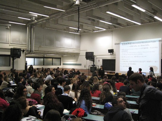 台灣書院「文化光點」系列講座－台灣大學國際華語研習所教授范美媛女士11月18日上午在羅馬第三大學(Università degli studi Roma Tre)授課情形。