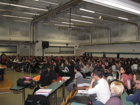 台灣書院「文化光點」系列講座－台灣大學國際華語研習所教授范美媛女士11月18日上午在羅馬第三大學(Università degli studi Roma Tre)授課情形。