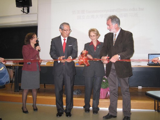 駐義大利代表處高大使碩泰(左二)與羅馬第三大學校長潘倪扎(右一)共同剪綵。