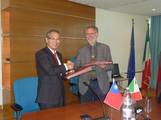 高碩泰大使代表中華民國教育部與義大利羅馬第三大學簽署學術合作備忘錄