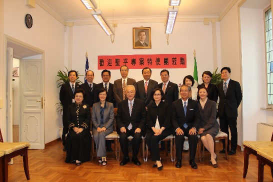 吳副總統敦義伉儷(圖中)與駐義大利代表處全體同仁合影