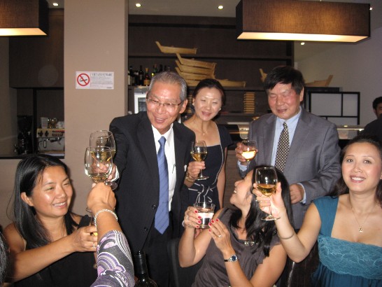 高大使碩泰夫婦及僑務委員劉鴻源(右一)出席波隆那僑界國慶餐會
