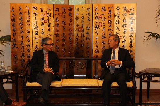 社團法人對外關係協會會長歐鴻鍊(圖左)10月13日拜會駐義大利代表處