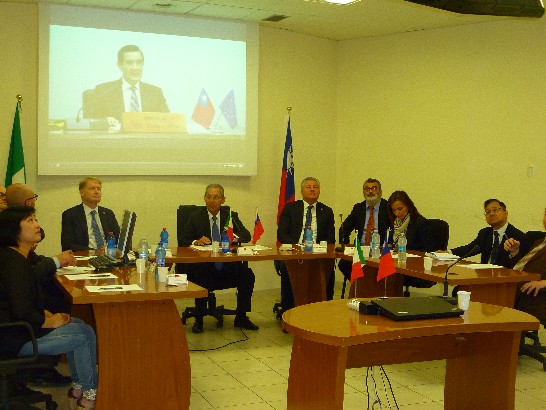 高大使主持馬總統與歐洲議會議員視訊會議座談，與臺義國會友協主席Lucio Malan及其他貴賓交換意見。