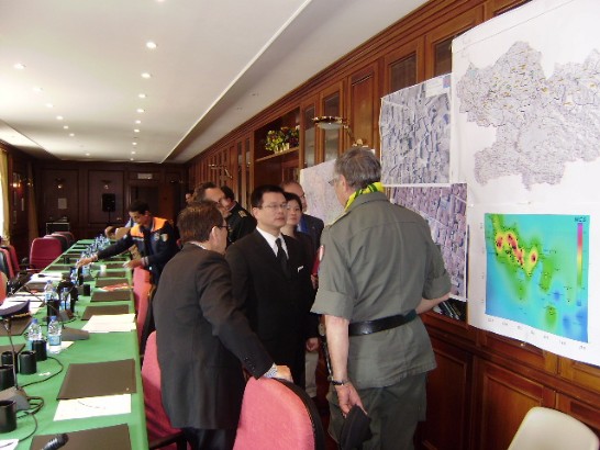 易代表赴救災臨時指揮中心聽取現場指揮官F.Lisi將軍簡報