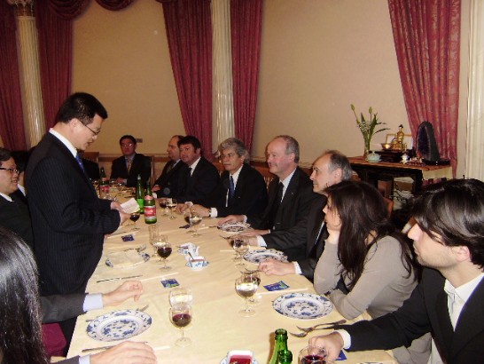 駐義大利代表處2009/04/02為義國會友台小組主席詹內達參議員辦理生日晚宴