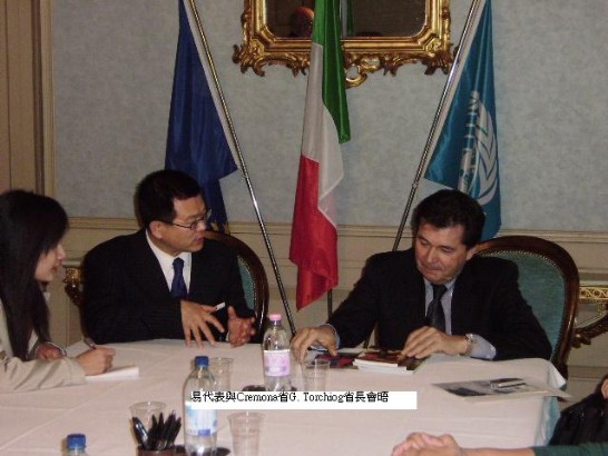 易代表於3月30日下午5時30分在Cremona省政府大廳與G. Torchiog省長晤會
