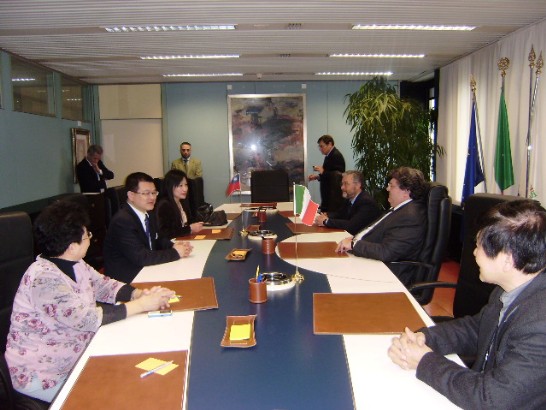 易代表前往Bologna市拜會Emilia-Romana大行政區議會P. Zanca副議長，雙方就Z副議長2年前率團參訪台灣、經貿文化交流及地方選舉等議題交換意見