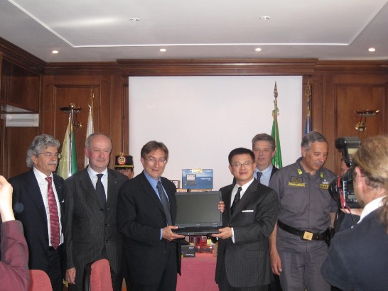 易代表與與會貴賓合照,左起為眾議員Razzi,義國國會友台小組主席Zanetta,拉奎拉市長Cialente,Acer電腦義藉經理Scolari及_Lisi將軍