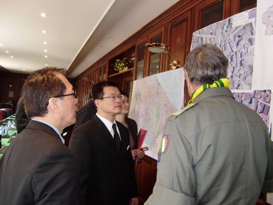 Il Generale di Brigata della Guardia di Finanza, dott. Fabrizio Lisi, spiega alla delegazione dell’Ufficio di Rappresentanza di Taipei come funziona il centro operativo della Protezione Civile per l’emergenza terremoto.