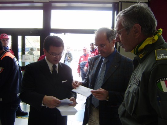 L’Ambasciatore Yih consegna al Vice Presidente della Regione Abruzzo, dott. Alfredo Castiglione, come dono simbolico per il Presidente della Regione Giovanni Chiodi, une breve relazione su come Taiwan ha affrontato e gestito la ricostruzione della citta di Chi-chi dopo il terremoto del 1999.