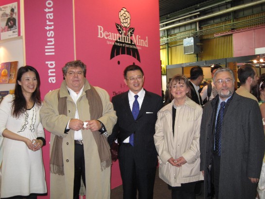 L’Ambasciatore con (alla sua destra) Paolo Zanca, Vice Presidente dell’Assemblea legislativa della Regione Emilia-Romagna, e Paulina Lin, Direttore della Taipei Book Fair Foundation