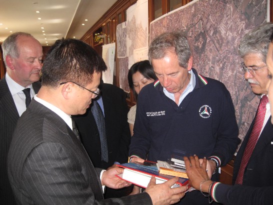 Alla presenza dei parlamentari Zanetta e Razzi, l’Ambasciatore Yih consegna a Guido Bertolaso il materiale audiovisivo contenente tesi e dissertazioni tecniche sulle esperienze taiwanesi di ricostruzione.