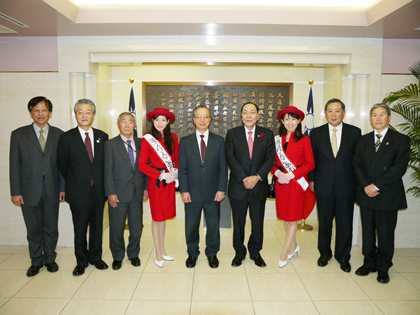 １２月８日、青山祐治副知事(写真右４)ら青森県ならびにミスりんごら「青森りんご」の関係者一行が、東京港区白金台にある駐日代表処を訪れ、「青森りんご」のＰＲを行った。青森りんごは、台湾が２００２年に世界貿易機関（ＷＴＯ）に加盟したことが契機となり、輸出量を大幅に伸ばしている。台湾で日本産のりんごはきわめて人気があり、２００８年産りんごの日本からの輸出量約２万２，０００トンの内、その９割以上が台湾向けとなっている。羅坤燦・駐日副代表（写真左５）