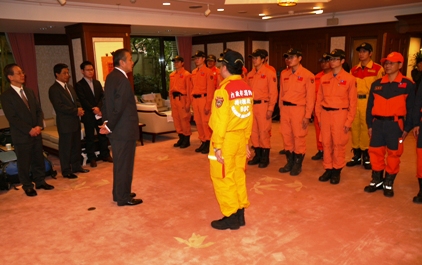 内政部消防署特種捜救（捜索救援）隊副隊長の黄博村氏をリーダーとする２８名の台湾の捜索救援隊が３月１４日の日本時間午後１時過ぎに東京羽田空港に到着した。同隊は国際救難経験が豊富な内政部消防署特種捜救隊および台北市、新北市、台南市の特種捜救隊からなる計２８名の合同救援チームであり、人命探査装置など計４トンの各種器材および支援物資を持ち込み、今後東北地方の被災地で捜索救援活動を行う。同隊リーダーの黄博村氏は、「これまで何回も国際救援活動を経験してきたが、今回の日本の震災は最も深刻な災害だ」と述べ、「同隊は自己の食料を持参しており、日本政府が救援を必要とする場所にどこでも向かう」と強調し、日本側と協調しながら捜索救援活動を進めていく考えを示した。同隊一行は、羽田空港から先に東京・白金台の台北駐日経済文化代表処に立ち寄り、馮寄台・駐日代表は、被災地の救援に向かう同隊一行を激励した。