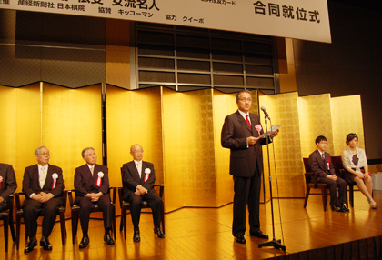 ３月２５日に女流名人戦で挑戦者向井千瑛・棋士を通算成績２勝１敗で下し、同タイトルの４連覇を果たした台湾出身の謝依旻・棋士と十段戦で優勝した井山裕太・棋士の「第４９期十段・第２３期女流名人合同就位式」が、７月５日夜、産経新聞社、日本棋院、関西棋院の主催により、都内のホテルで盛大に開催された。この日、台北駐日経済文化代表処の馮寄台・代表は来賓を代表してあいさつし、「謝さんの活躍は日本と台湾の重要な文化交流の表れである。今後もさらに頑張っていただきたい」と述べた。謝・女流名人は謝辞の中で、「これまで大阪での対局で勝てたことは一度もなく、帰りの新幹線がとても長く感じた。今回の女流名人戦第１局も大阪であり、負けてしまった。今度大阪で対局する機会があったら、ぜひリベンジして、帰りは笑って帰りたい」と笑顔で抱負を語った。また、就位式の最後に、謝・女流名人と井山・十段は、今回の各タイトルの賞金の中から、その一部をそれぞれ東日本大震災の被災者のために寄付するという発表があった。