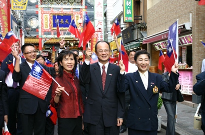 横浜中華街で１０月１０日、中華民国留日横浜華僑総会が主催する中華民国１０１年（２０１２年）双十国慶節祝賀イベントが開催された。横浜中華学院で開催された祝賀式典には、沈斯淳・台北駐日経済文化代表処代表（右２）、施梨鵬・中華民国留日横浜華僑総会会長（右１）、ならびに横浜中華学院の児童・生徒、横浜華僑関係者らが出席し、中華民国建国１０１年の双十国慶節を祝賀した。式典修了後、毎年恒例の双十国慶節祝賀パレードが横浜中華街で行われ、沈代表も林則媛・代表夫人（右３）とともに全行程参加した。パレードでは中華民国と日本の国旗隊、ミス双十節、吹奏楽隊、チアリーディング隊、中国宮廷衣裳隊などが連なり、街頭で大勢の人が中華民国国旗を振って歓迎する中を練り歩いた。