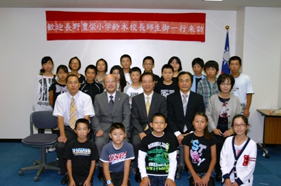 長野県の長野市立豊栄小学校の鈴木明・校長（二列目左２）および小学生ら一行２３名が９月２８日、東京・白金台の台北駐日経済文化代表処を訪問し、沈斯淳・駐日代表の代理で羅坤燦・駐日副代表（二列目左３）が一行を歓迎した。長野市立豊栄小学校は、１９９７年の長野オリンピックが開催にともなう一校一国運動で台湾と交流を初めて以来、台湾との親密な交流を続けている。羅副代表は、同校の長年にわたる台湾との交流に感謝の意を示すとともに、台日交流のさらなる発展に期待を示した。