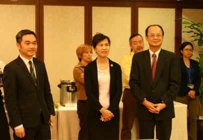 東京・白金台の台北駐日経済文化代表処で１０月２４日、「TIFFCOM 2012～Marketplace for Film &amp; TV in Asia」に出展している台日関係者を招いた「台日コンテンツ業者懇親の集い」が開かれた。今回、台湾からは台北市マルチメディア制作組合の楊継昌・理事長（左１）を団長とし、約２０社のマルチメディア・コンテンツ業者がTIFFCOMに出展している。台北駐日経済文化代表処の沈斯淳代表（前列右）は、「台湾と日本は同じアジアの隣人であり、特に映画やテレビなどの分野では切っても切れない関係にあり、台日の企業提携や文化交流の拡大など多方面にわたる交流を進めていきたい」と挨拶し、台湾のテレビドラマなどのコンテンツの魅力が日本に広がるよう期待を示した。また、台北市マルチメディア制作組合の楊理事長は、TIFFCOMを通じて台湾の映像産業の多様性を知ってもらい、台湾の版権販路拡大などのチャンス創出や、制作面での台日提携を深めるきっかけとなるよう期待を示した。
