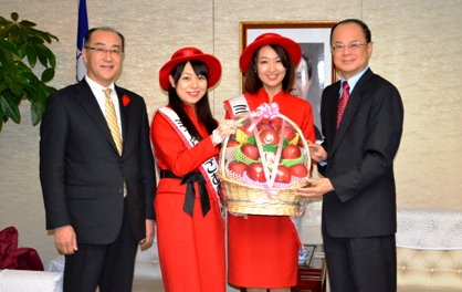 青森県の佐々木郁夫・副知事（左１）、（社）青森県りんご輸出協会の太田一民・理事長、ミスりんごの對馬菜都美さん、須藤朗子さんらが１２月１１日、東京・白金台の台北駐日経済文化代表処を訪問し、沈斯淳・駐日代表（右１）が一行を歓迎した。佐々木・副知事は、昨年３月に発生した東日本大震災への台湾からの支援に感謝の意を表し、「おかげさまで県内の復旧は着実に進み、昨年不作だったりんごも今年は順調。青森りんごの味、品質は世界トップレベルであると自負している」と強調した。沈代表は、りんごを通じた台湾と青森県の交流の深まりを歓迎し、春節（旧正月）の頃に開催される台湾のランタン祭りと青森ねぶた祭りの交流や、台湾への修学旅行などを通じてより多くの青森の人々が台湾を訪問することに期待を示した。また、ミスりんごの二人は、それぞれ流暢な中国語で、「青森県のりんごは世界一。１日１個りんごを食べれば、医者いらず」とアピールした。