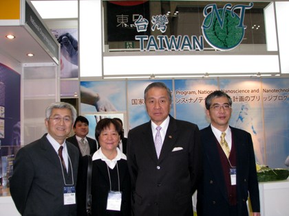 第１１回「国際ナノテクノロジー総合展・技術会議」（nano tech 2012）が２月１５日、東京・有明の東京ビッグサイトで開幕し、同展は２月１７日まで開催された。開幕日の１５日には、台北駐日経済文化代表処の馮寄台・駐日代表（写真右２）が会場を訪問し、「台湾パビリオン」の各ブースを回り、出展者らをねぎらった。今回台湾からは国家型ナノテクノロジー架け橋計画弁公室共同責任者の張嘉升・中央研究院物理所研究員（左１）を団長とし、１３機関・団体から６３名が来日し、２０点の研究開発の成果を「台湾パビリオン」で出展した。（写真提供：中央社）