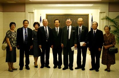 台湾から来日した「台湾高座会」の李雪峰・総会長（右４）および同会一行、並びに日本側の「高座日台交流の会」の石川公弘会長（右２）らが８月３日、東京・白金台の台北駐日経済文化代表処を訪問し、羅坤燦・駐日副代表（右５）が一行を歓迎した。羅副代表は「台湾と日本は地理的、歴史的に深い関係があり、お互い近く、心が通じ合う」と述べ、民主主義、人権、法治などの価値観を共有する日本との特別な関係を強調し、長年にわたり台日交流を続けてきた台日の高座会に敬意を示した。李会長は、台湾少年工として高座海軍工廠での勤務に就いてから来年で７０周年になることを説明し、「第２の故郷である大和（旧・高座郡）へまた里帰りします」と述べ、神奈川県で来年に予定されている７０周年記念式典に台湾から元少年工らが再び集うことに期待を示した。