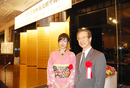 台湾出身の囲碁棋士、謝依旻・女流三冠（写真左）の「第１６期ドコモ杯女流棋聖就位式」および就位記念パーティーが３月２７日夜、都内のホテルにおいて、㈱ＮＴＴドコモおよび（公財）日本棋院の主催で盛大に開催された。同夜の就位式では、台北駐日経済文化代表処の羅坤燦・副代表（同右）が来賓を代表してあいさつし、「謝さんのここ数年の活躍は目を見張るものがある。これは多くの天分と囲碁に対するご自身の情熱と努力によるものである。謝さんこの輝かしい業績は、台湾と日本の緊密な交流の成果と言える」と述べた。謝・女流棋聖は謝辞の中で、「棋聖のタイトルをとれ、三冠に戻り嬉しい。４月から世界戦で２つの団体戦があるので、そこで良い成績を残すことができるよう頑張りたい」と抱負を述べた。