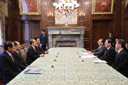 東京で開催されたアジア・太平洋国会議員連合（ＡＰＰＵ）年次総会に出席するため来日した王金平・立法院長（国会議長）（左３）を団長とする超党派立法委員の代表団一行は３月２６日午後、国会議事堂へ平田健二・参議院議長（右２）を表敬訪問した。このなかで、王金平・立法院長は、ＡＰＰＵ総会のなかで日本の国会議員らが台湾の国際民間航空機関（ＩＣＡＯ）および国連気候変動枠組み条約（ＵＮＦＣＣＣ）への参加を支持したことに対して、感謝の意を表した。平田議長は、ちょうど桜が満開の季節に来日した王院長一行を歓迎し、東日本大震災への台湾の多大な支援に感謝の意を示した。（写真提供：中央社）