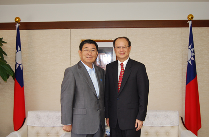 ５月２８日、岐阜県の古田肇・知事（写真左）が、東京白金台にある台北駐日経済文化代表処を訪れ、沈斯淳・代表（右）に岐阜県と台湾との交流および強化に向けた取り組みなどについて紹介した。このなかで古田知事は、今年１０月１８日～同２１日に台湾で開催される「台北国際トラベルフェア（ITF）」に合わせ台湾を訪問し、同展に出展する岐阜県のブースで観光および特産品などのトップセールスを行う予定であると述べた。沈代表は、「昨年、日本の１６の地方自治体の首長が台湾を訪問された。当代表処でも台日間の地方交流および産業連携のより一層の強化に向けてサポートしていきたい」との考えを示した。