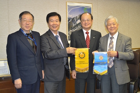 吳叔明（右1）率國立台灣大學校友會訪問團一行17人於11月2日拜會駐日代表處沈大使（右2）。