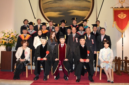 早稲田大学（以下、早大）は１月１４日、早大維持員称号贈呈式を開催し、台日交流のための奨学金を寄付した萩谷博氏（前列右２）の母校への貢献を表彰し、鎌田薫・早大総長（前列右３）より賞状と記念品が授与された。同式典には早大関係者および台北駐日経済文化代表処の沈斯淳・代表（２列目右３）も列席し、萩谷氏の受賞を祝った。