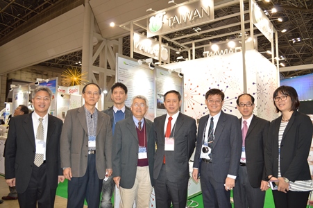 第１４回「国際ナノテクノロジー総合展・技術会議」（nano tech 2015）が１月２８日に東京・有明の東京ビックサイトで開幕した。台湾は同展に毎年「台湾パビリオン」を出展しており、今回は国家科学技術部ナノテクノロジー国際協力プロジェクトオフィスの共同責任者を務める張嘉升・中央研究院物理研究所研究員（右５）を団長とする２５社・団体が台湾から来日し、３２点の研究開発の成果を紹介している。開幕日の２８日午前、台北駐日経済文化代表処の徐瑞湖・副代表（右４）が会場に駆けつけ、台湾パビリオンの各ブースを一つ一つ回って出展者らを激励し、台湾のナノテクノロジー応用製品の国際知名度の向上および日本の産業界との連携強化に期待を示した。