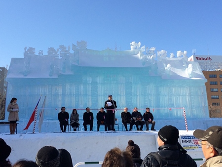 ２月５日、北海道札幌市で「第６６回さっぽろ雪まつり」が開幕した。同雪まつりに、この数年間連続参加している台北駐日経済文化代表処（駐日代表処）は今年、大通公園会場の５丁目西毎日氷の広場に、毎日新聞社と共同で「台湾―行天宮」の大氷像を制作した。初日午前、この大氷像の前でオープニングセレモニーが行われ、井上唯文・札幌市副市長、毎日新聞社の原敏郎・常務取締役および同雪まつりの各関係者、駐日代表処からは沈斯淳・代表、陳桎宏・札幌分処長が出席した。沈・駐日代表はあいさつの中で、「さっぽろ雪まつりに駐日代表処が氷像を制作したのは今回で４回目となった。行天宮は商売の神様で、台北の観光スポットとして日本からも多くの観光客が訪れている」と紹介した。また、昨年台日間を往来した観光客来数が４００万人を突破し、台湾から日本を訪れた観光客は２８０万人を上回り、その中で北海道への観光は特に人気が高く、４０万人以上が訪れたと説明した。さらに、「北海道と台湾は深い縁がある。北海道からも、多くの方々に台湾を訪れていただき、台日相互交流がますます深まることを期待している」と述べた。写真提供：中央社