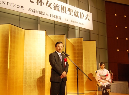 台湾出身の囲碁棋士、謝依旻・女流棋聖（写真右）の第１８期「ドコモ杯女流棋聖就位式」が３月２４日、「株式会社ＮＴＴドコモ」および「公益財団法人日本棋院」の主催で、都内のホテルにおいて盛大に開催された。来賓を代表し、あいさつした台北駐日経済文化代表処の陳調和・副代表（左）は、「謝さんは日本の女流囲碁界で、最も活躍し、最も注目されている棋士であると言っても過言ではない」と述べ、「そのすばらしい成功は、囲碁に対する天分のみならず、そのほとんどは自身の努力と勉強を積み重ねてきた結果だ」と称賛した。謝・女流棋聖は謝辞の中で、今期の女流棋聖戦は２局とも苦しい戦いだったと説明し、「囲碁は完璧に打つのは難しく、勝てたのは運が良かった」と感想を述べた。謝・女流棋聖は同タイトル３連覇のほか、「女流名人」８連覇をしており、通算タイトル獲得数は２０で、女流棋士史上最多記録となっている。