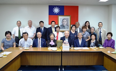 「高座日台の会」の野口毅・名誉会長ならびに佐野た香・会長一行が７月１６日、東京・白金台の台北駐日経済文化代表処を訪問し、同代表処の郭仲煕・顧問および張淑玲・政務部長らが一行を歓迎した。