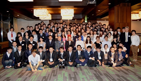 駐日本代表處沈代表斯淳偕同仁於8月17日晚間在東京都內之旅館舉辦餐會，歡迎參加第十屆台日學生會議之100多名台・日大學生。