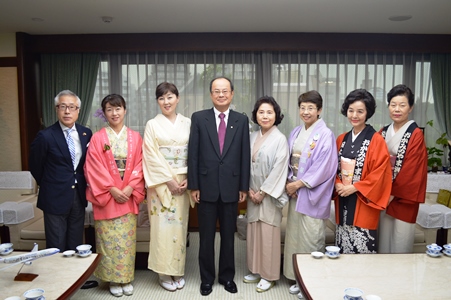 「山形女將會」會長川﨑禮子（右３）偕五名女將會成員、山形縣觀光物產協會董事佐藤嘉高（左１）及協會成員於9月7日拜會駐日代表處沈大使(左４)。