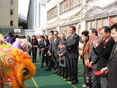 １月２６日の春節（旧正月）を間近に控えた同１８日（日）、東京千代田区にある東京中華学校において、「中華民国９８年東京地区僑界春節聯歓会」が盛大に開催された。同会は東京地区における２１の華僑団体が共同で主催した春節を祝う親睦会であり、この日多くの華僑団体関係者や東京中華学校関係者をはじめ、台北駐日経済文化代表処の馮寄台・駐日代表（写真右５）、羅坤燦・駐日副代表（写真右３）ならびに同代表処の関係者も数多く集まった。馮・駐日代表は同会において「駐日代表として赴任し３カ月あまりが過ぎ、その間３度台湾に戻り、台日関係について報告を行ったが、国内関係者はこの台日間の友好関係にきわめて関心を寄せており、期待もしている。台日間の関係は台湾にとり大切であり、今後も台日関係の強化を図っていきたい」とあいさつした。
