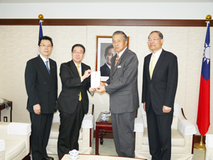   ８月２７日、霊友会の根岸賢一・理事ならびに谷川文夫・国際局長は台北駐日経済文化代表処を訪れ、根岸理事より台湾の台風８号被害に対する慰問の言葉と共に霊友会より台湾への義援金３００万円が馮寄台・駐日代表に贈られた。