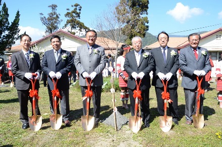 南投県仁愛郷の霧社に日本からの桜を植樹