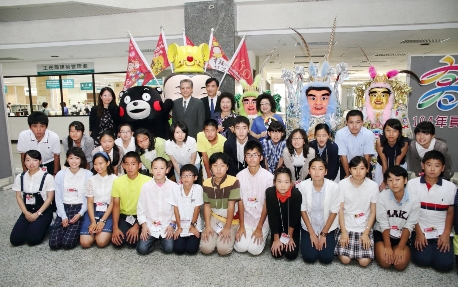 熊本青少年大使訪問団と「くまモン」が高雄市を訪問