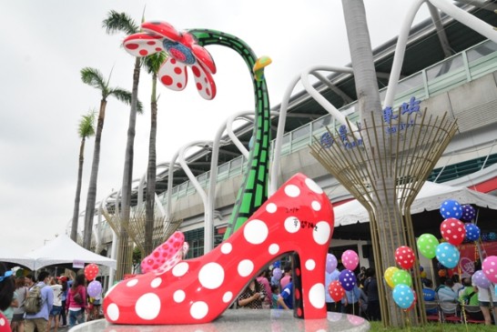 員林駅前に日本の草間彌生さんによる600万元のハイヒール