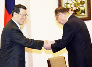 蕭万長副総統が日華議員懇談会の川上義博参議院議員ら一行と会見
